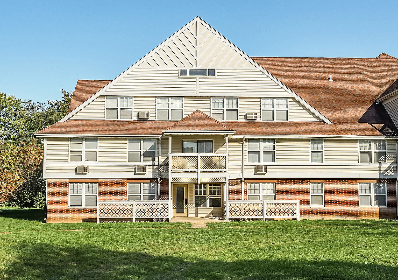 Town & Country Apartments — Photo 1