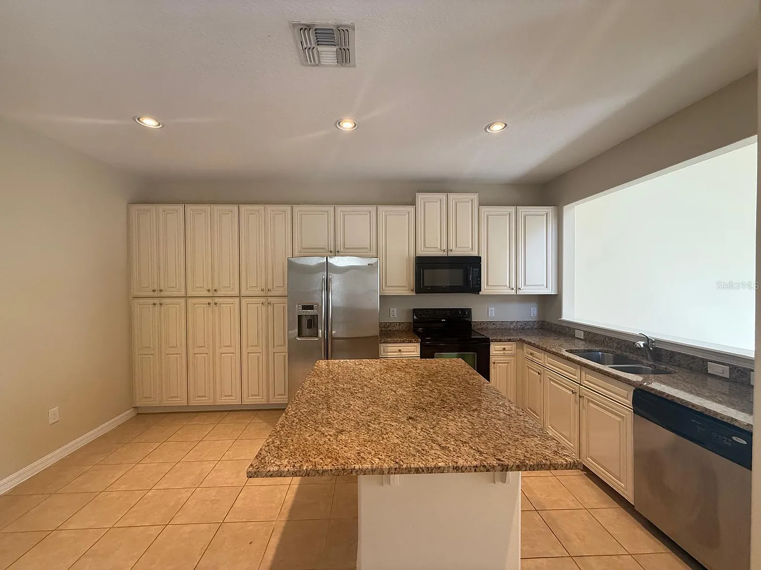 3 bed, 2.5 bath, 2034 sqft, $2,600 — Photo 4