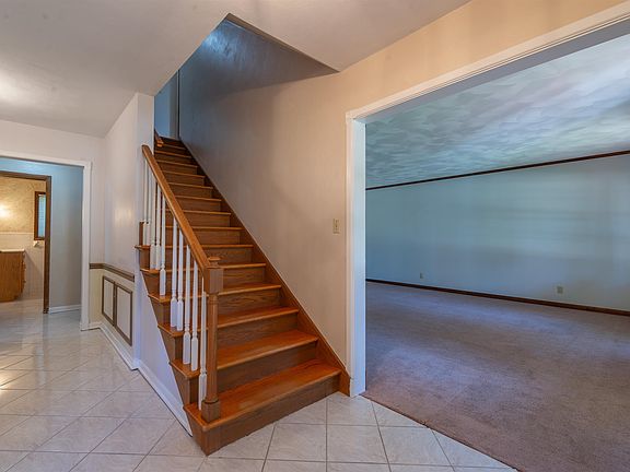 2nd image of 23 Elizabeth Cir