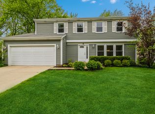 8 Alexandria Dr, Vernon Hills, IL