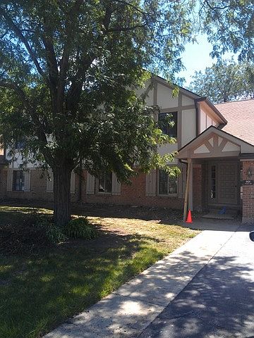 1st image of 901 Surrey Dr APT 1A