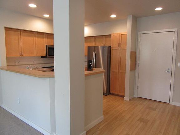 5th image of 925 110th Ave SE #308