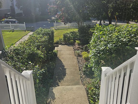 4th image of 2132 Bellaire Ave
