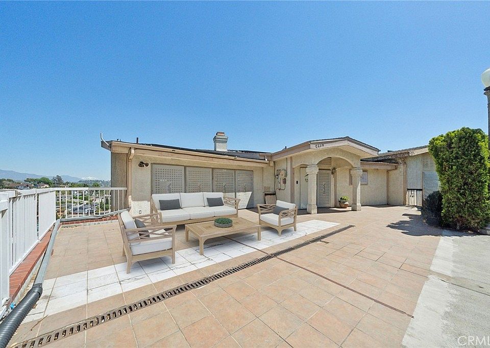 1st image of 2469 Ivanhoe Dr