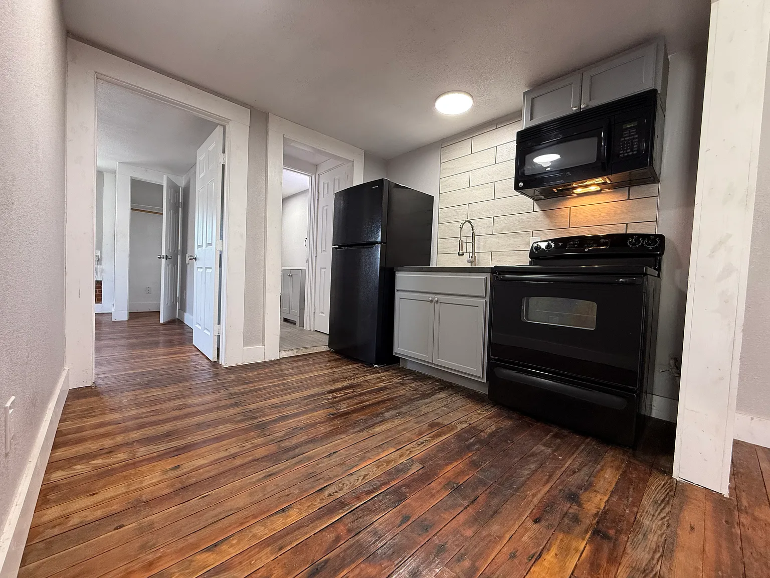 3 bed, 800 sqft, $875 — Photo 2