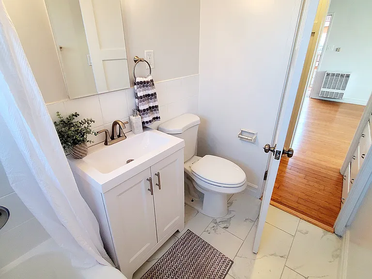 130 Roycroft — Photo 15