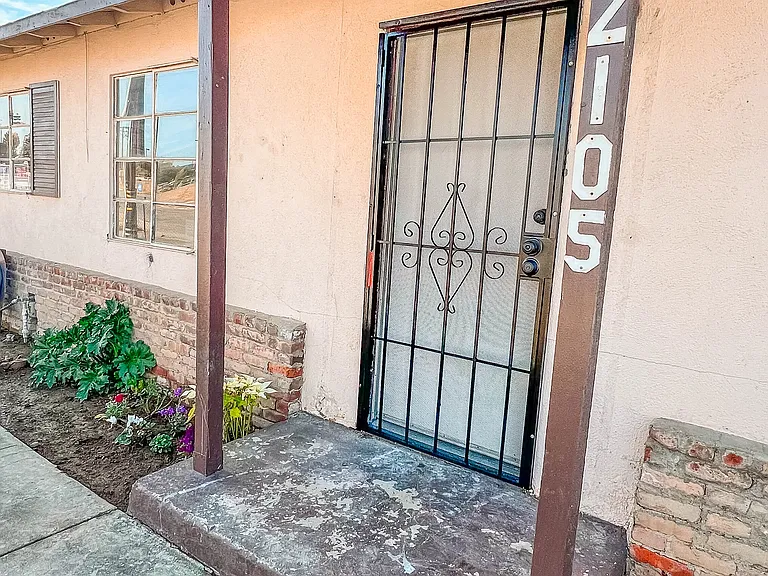 2105 Del Amo Way — Photo 2