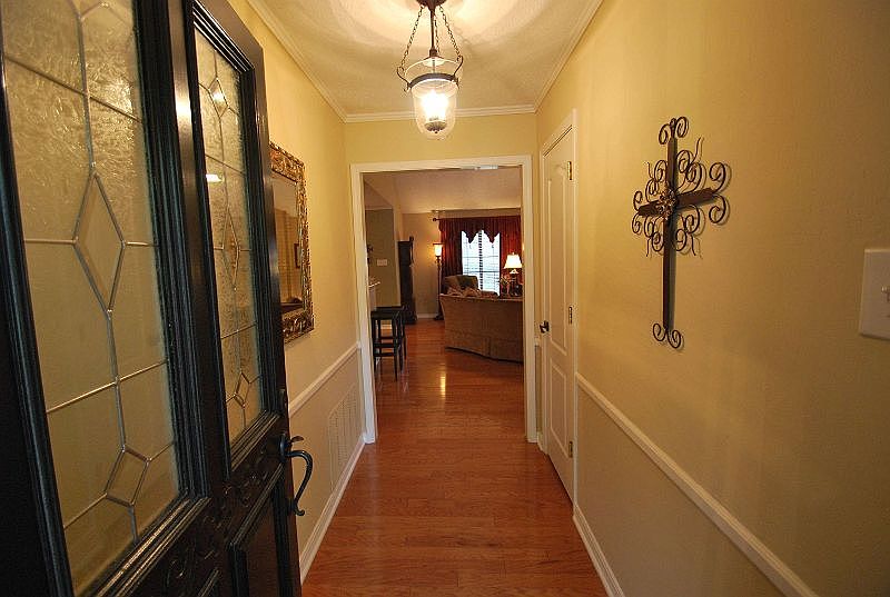 1st image of 813 Elaine Dr