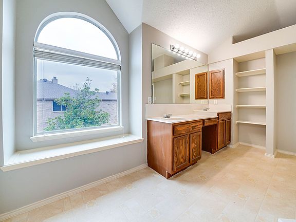 5th image of 596 Norwood Dr