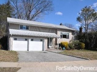 7 Gloria Dr, Woodbury, NY 11797