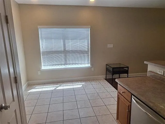 3 bed, 2.0 bath, 1330 sqft, $2,500 — Photo 4