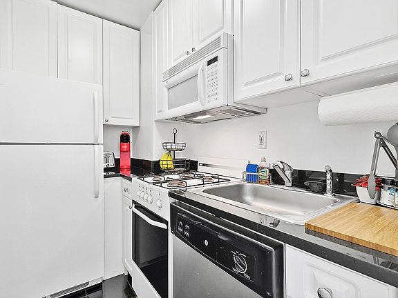 3rd image of 120 E 90th St APT 6A