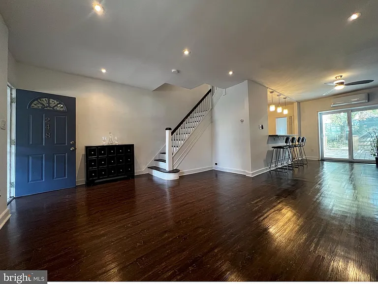 248 E Queen Ln — Photo 2