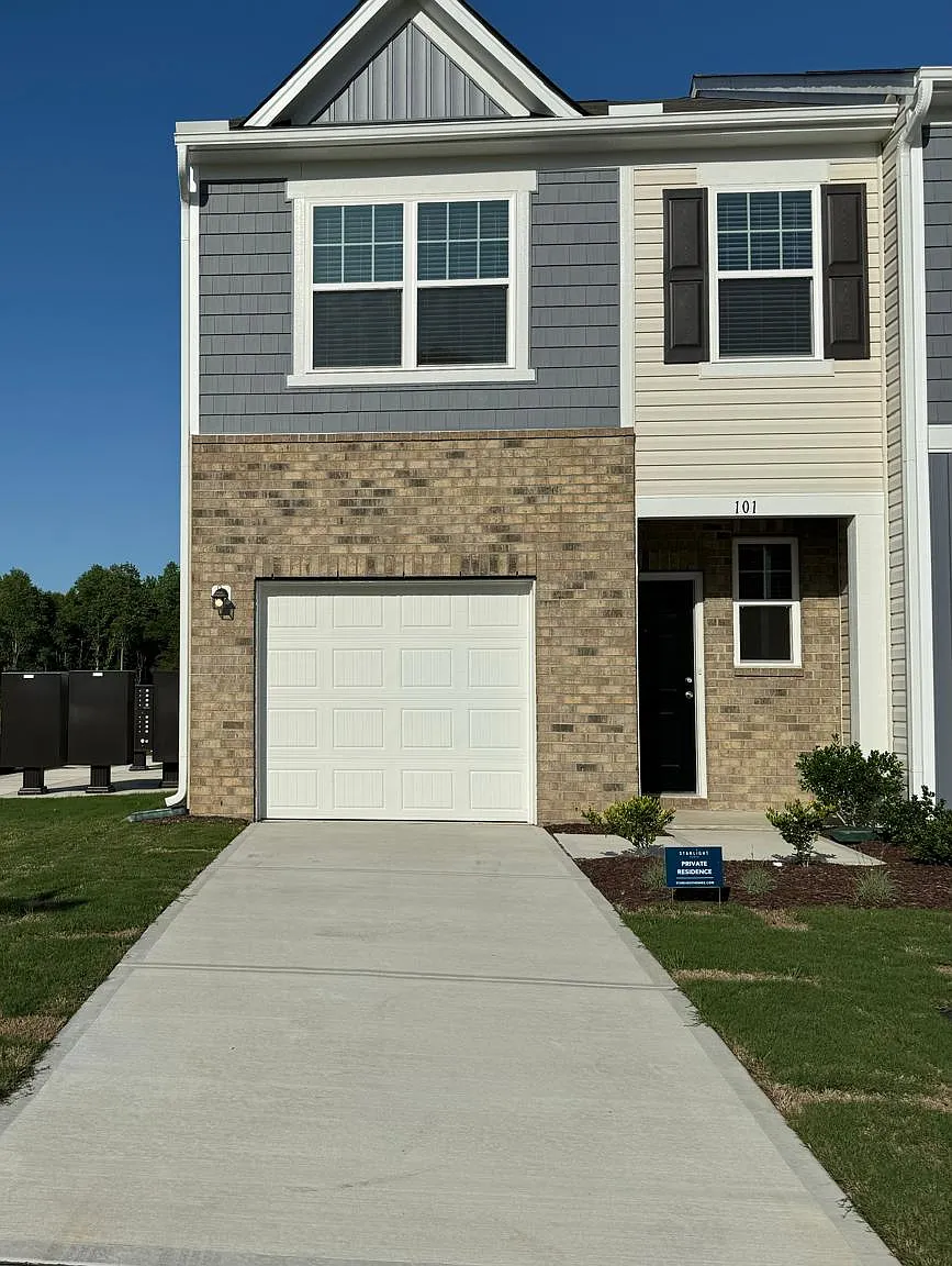 3 bed, 2.5 bath, 1386 sqft, $1,800 — Photo 3