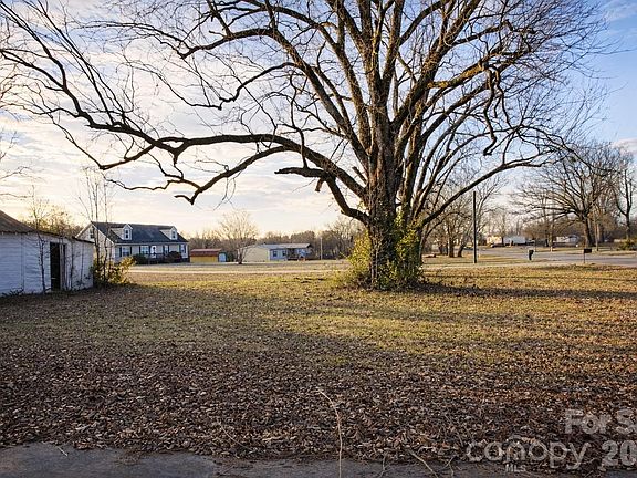 3rd image of 211 Webb Farm Rd