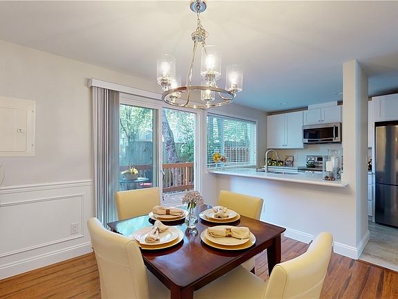 4th image of 4050 W Lake Sammamish Pkwy NE Unit 305