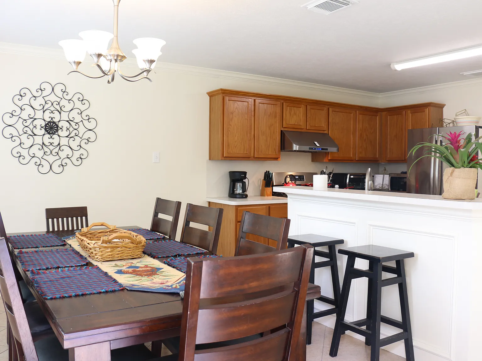 3 bed, 2.5 bath, 2120 sqft, $6,750 — Photo 2