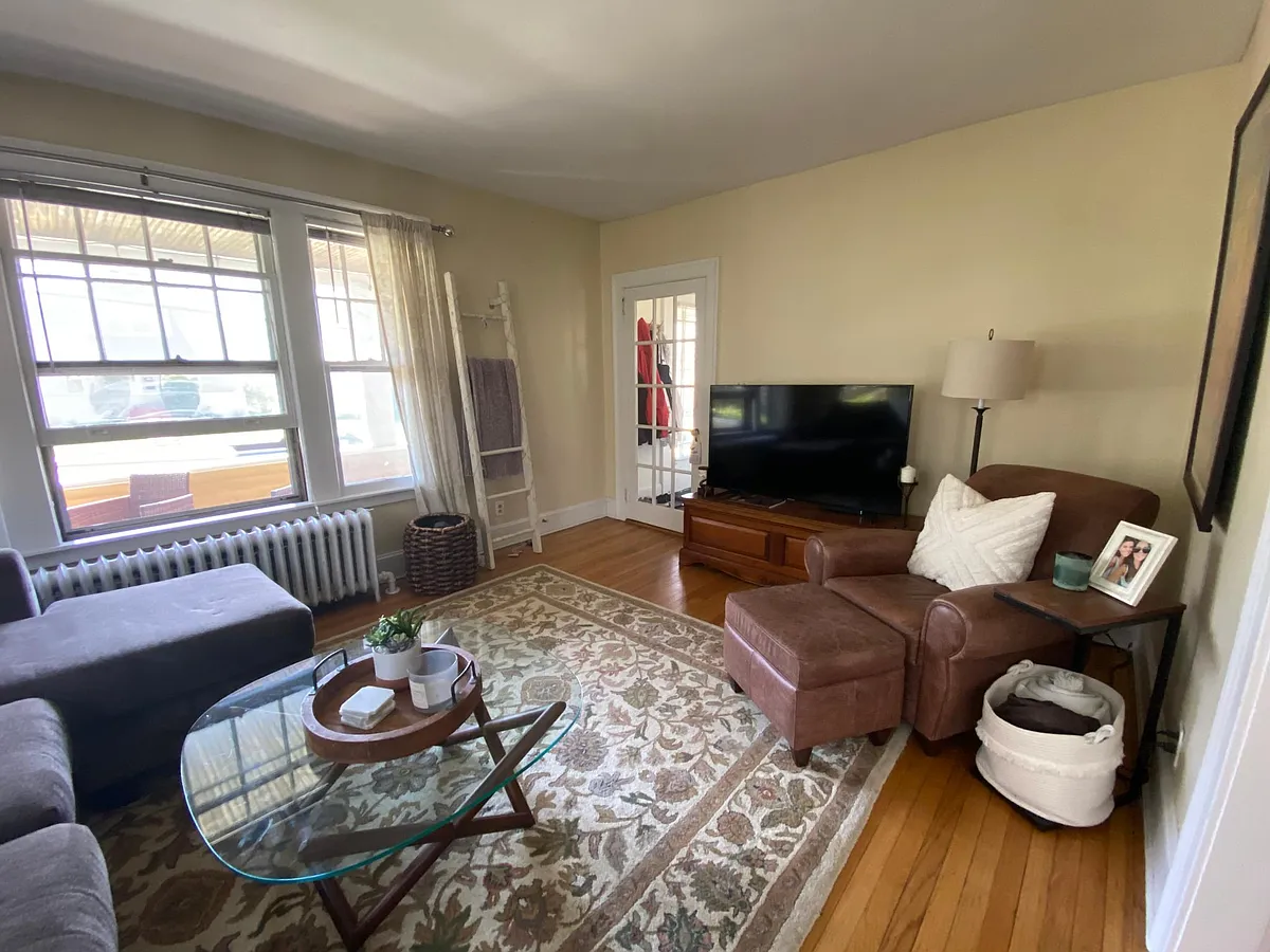 Living Room & Front Entrance - 1472 Boulevard