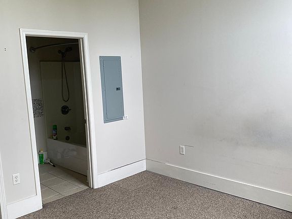 5th image of 140 E Glenwood Ave Unit 212