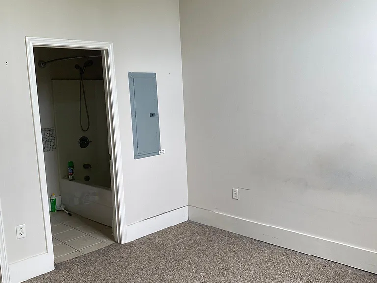 140 E Glenwood Ave #212 — Photo 5