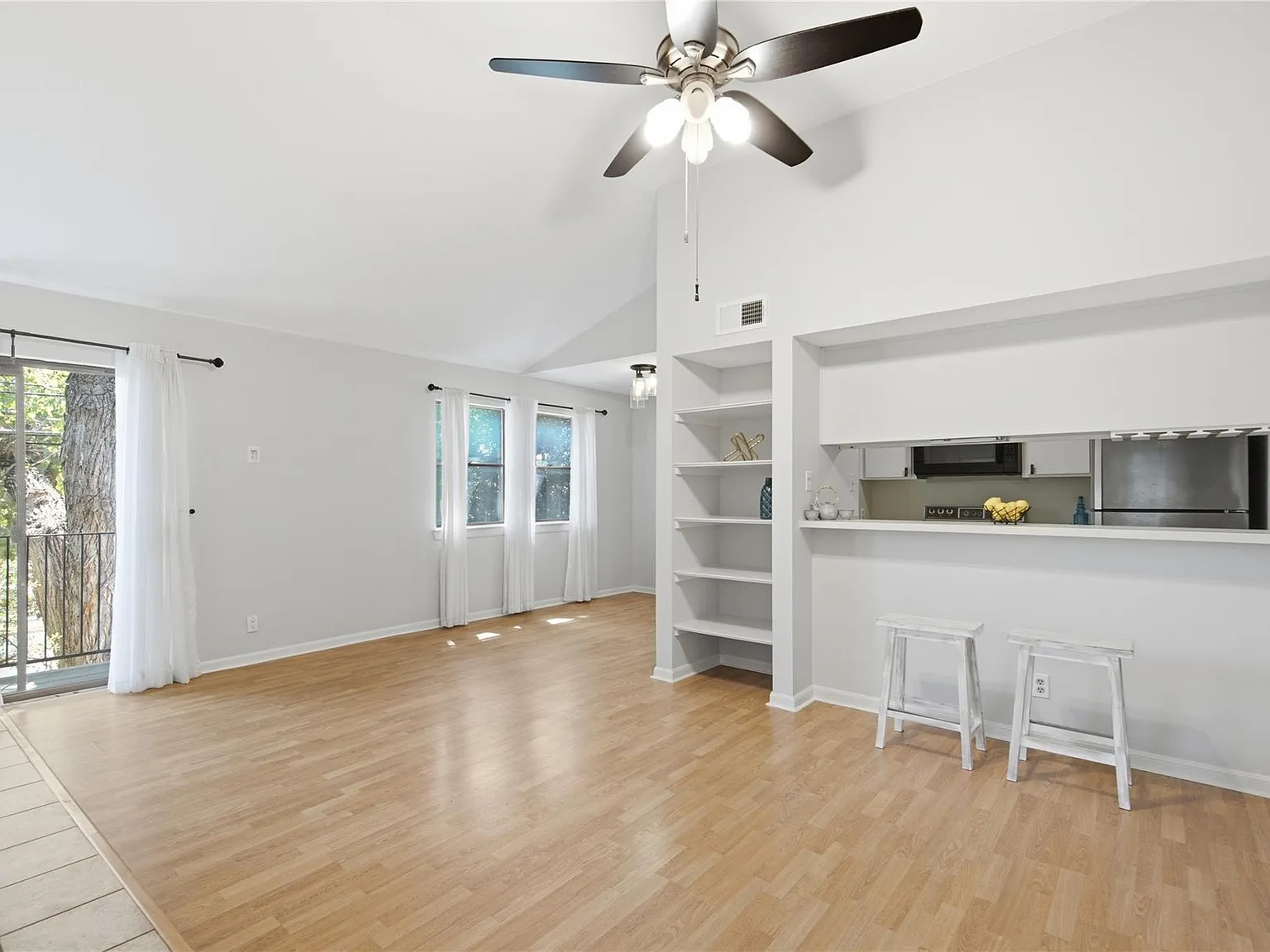 1 bed, 1.0 bath, 759 sqft, $1,300 — Photo 2
