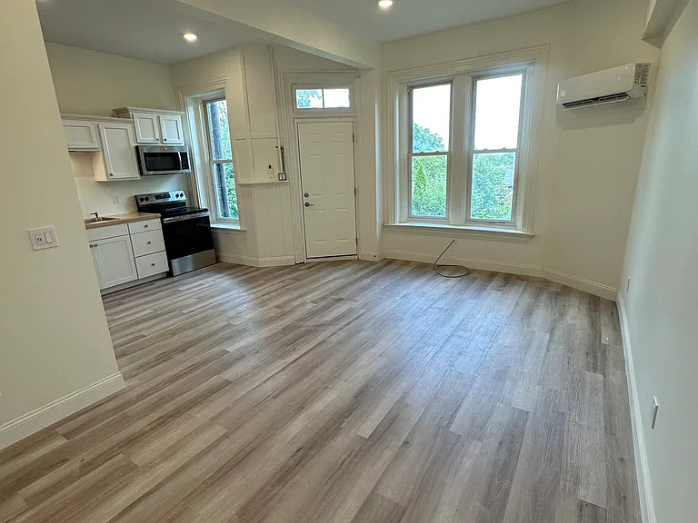 930 Summit Ave #1 — Photo 16