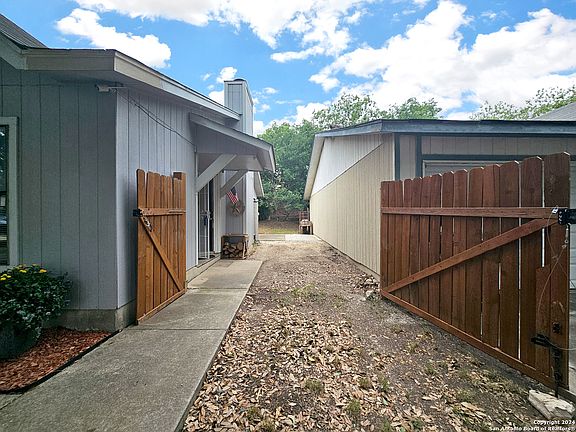3rd image of 2811 Bluff Fld