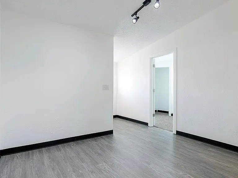 2129 1/2 S Scott Ave #A — Photo 8