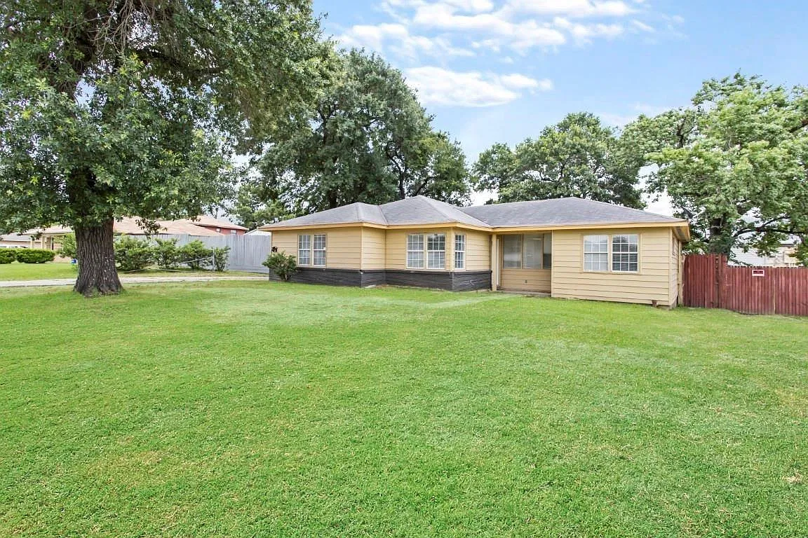3 bed, 1.5 bath, 1971 sqft, $1,750 — Photo 2