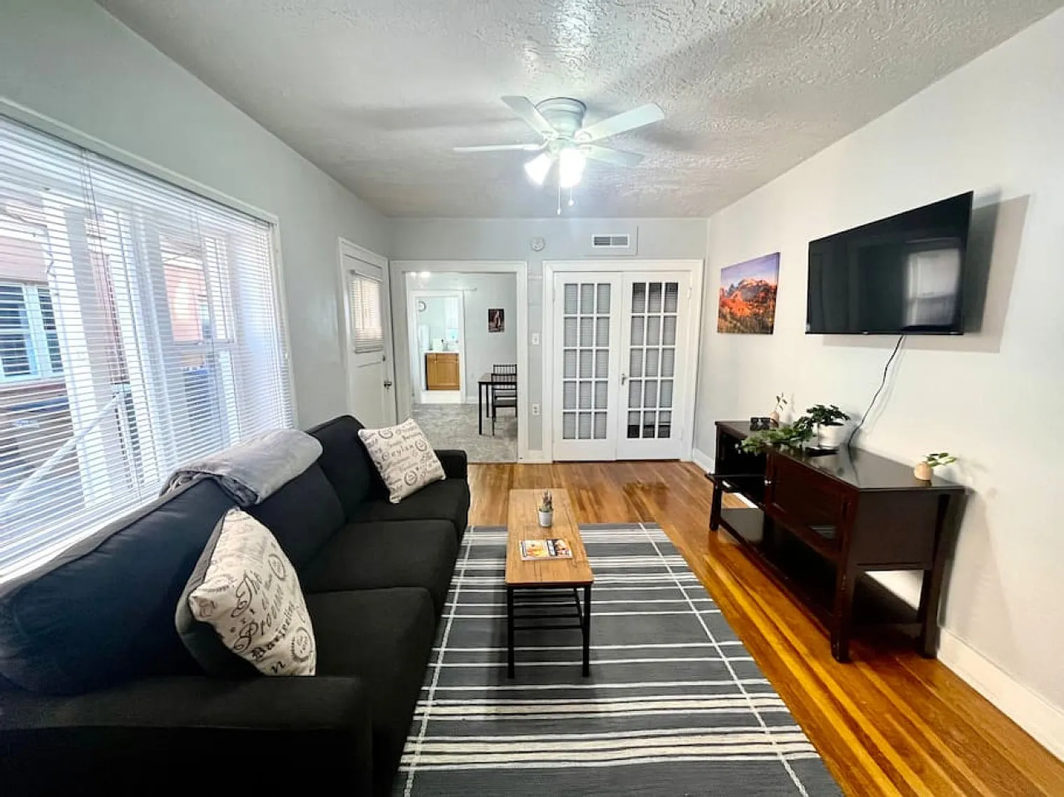 1 bed, 1.0 bath, 1076 sqft, $2,442 — Photo 4