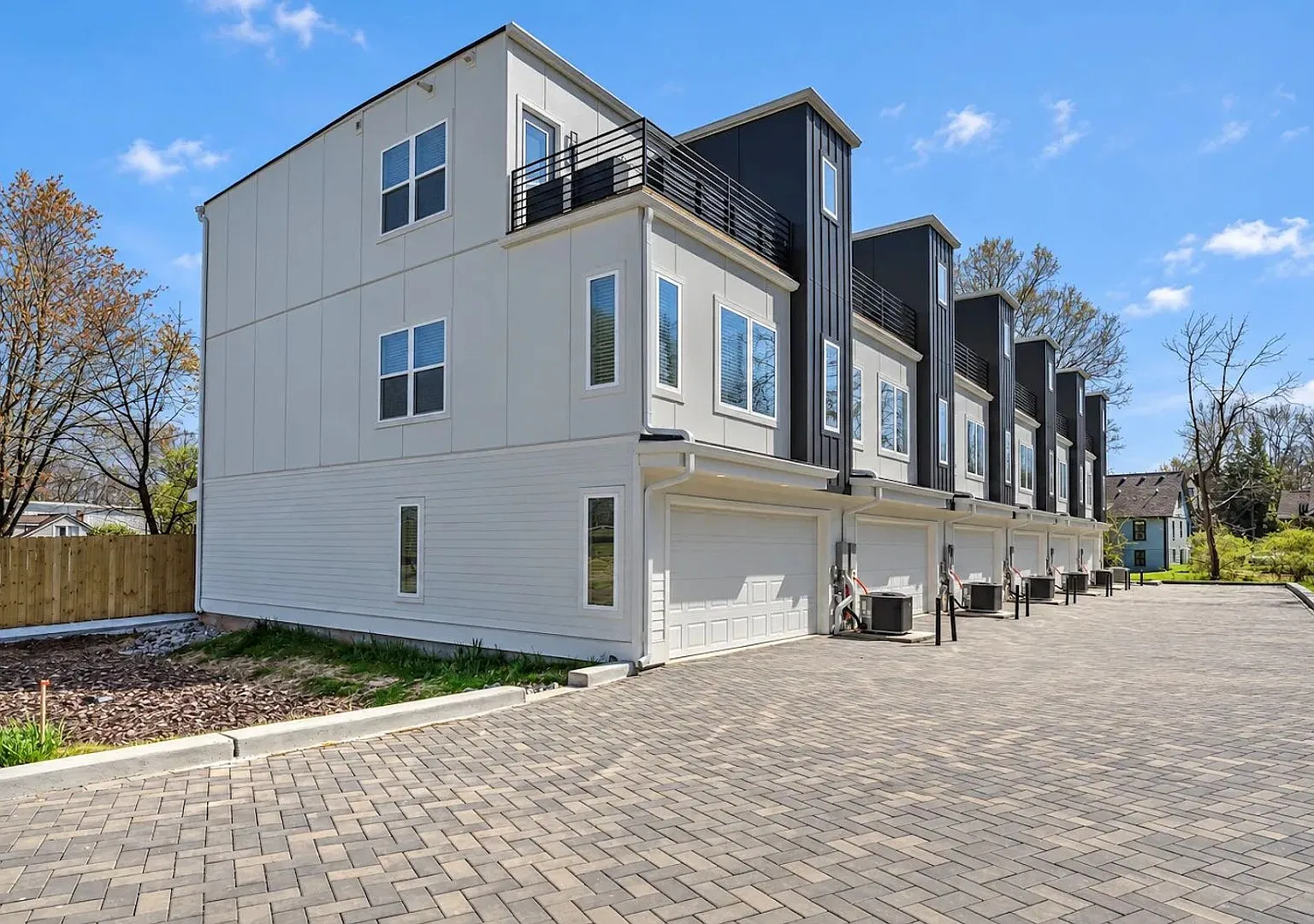 1016 W. Kirkland Avenue — Photo 1