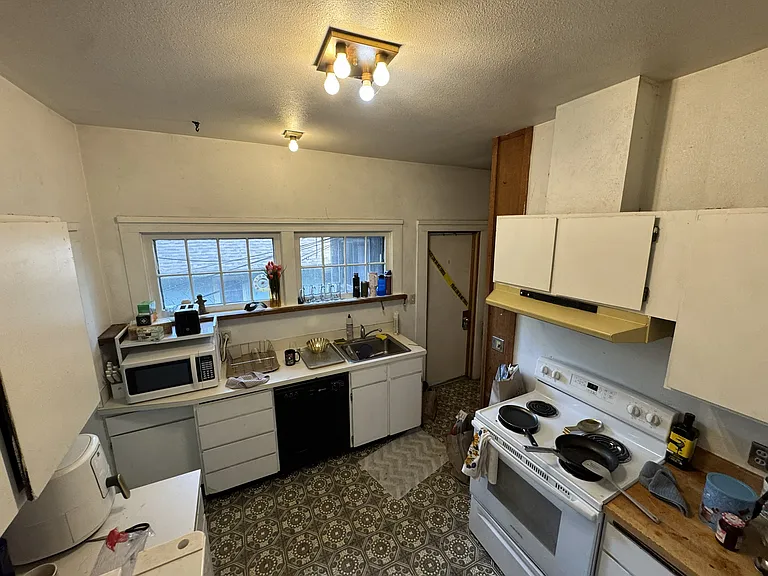 1020 NE Indiana St — Photo 3