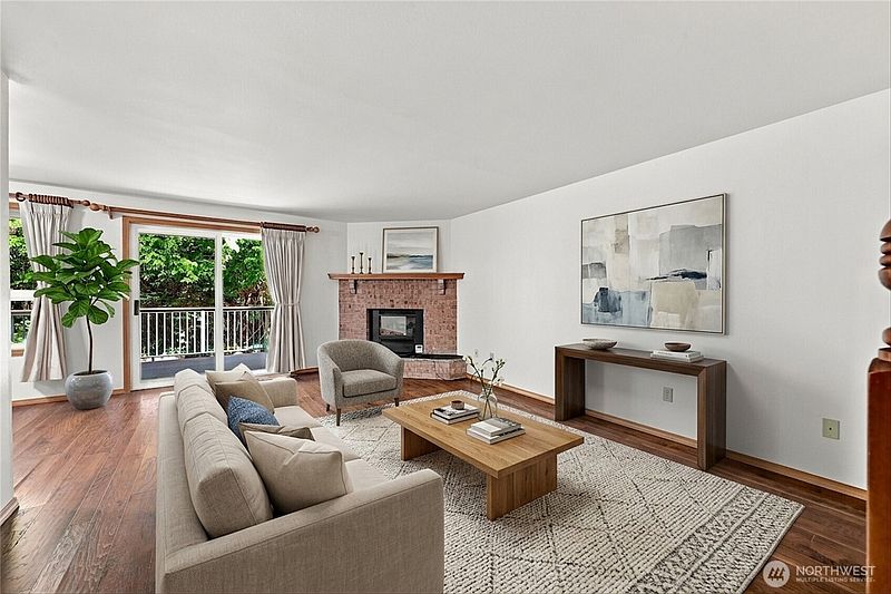 4th image of 2233 E Birch Street