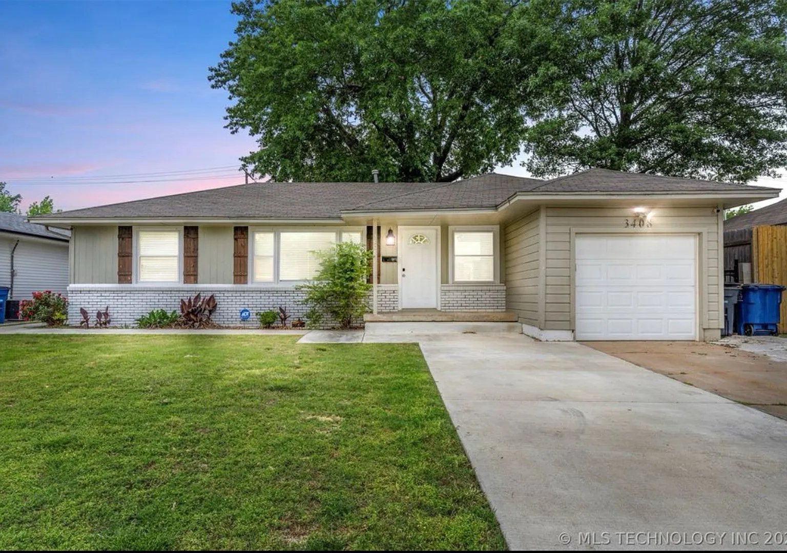 Welcome home! Lovely updated rental home in Midtown. — Photo 1