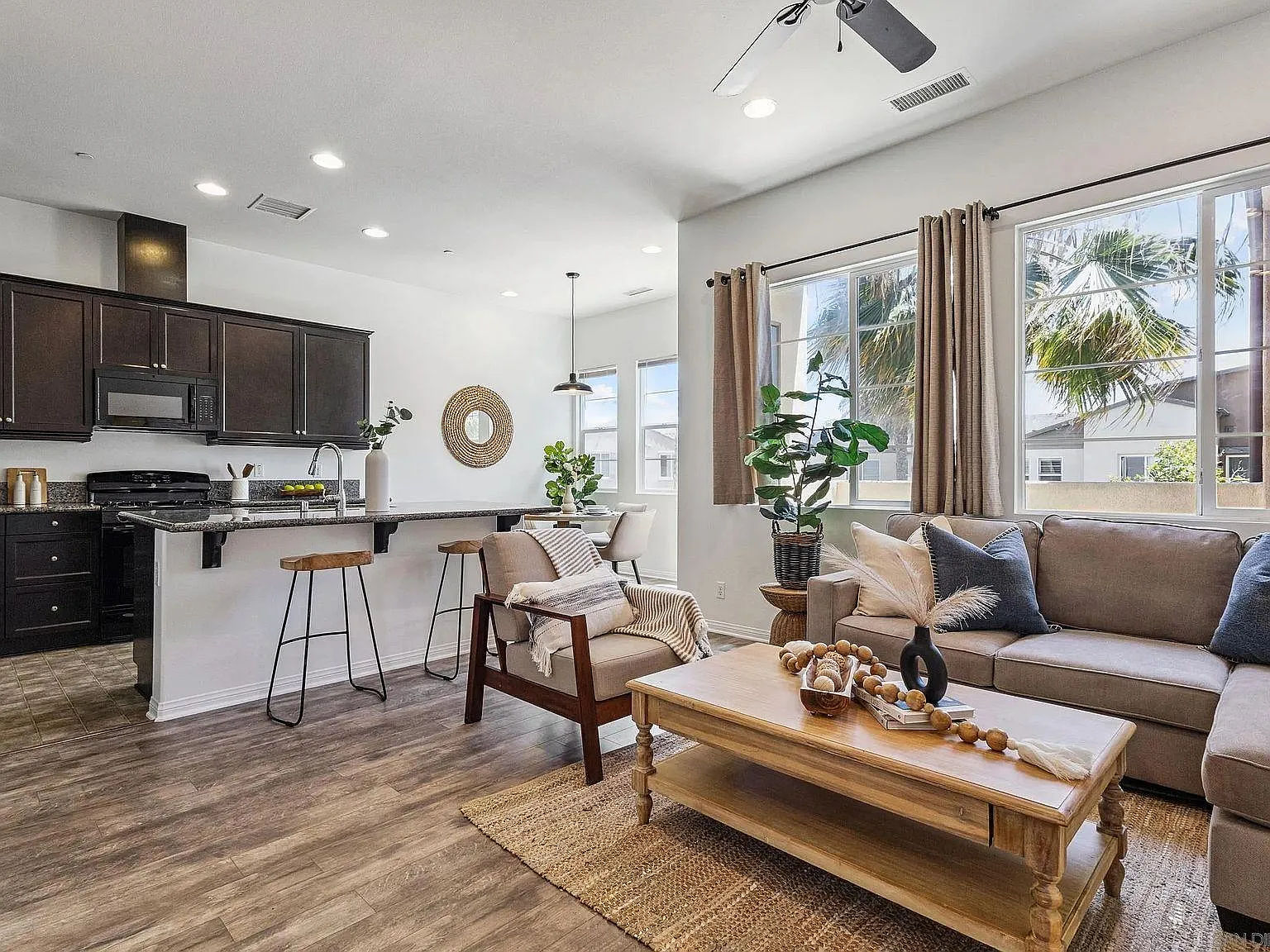 2 bed, 942 sqft, $3,425 — Photo 4