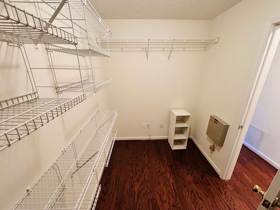 1st image of 405 Meadowland Ct APT 10