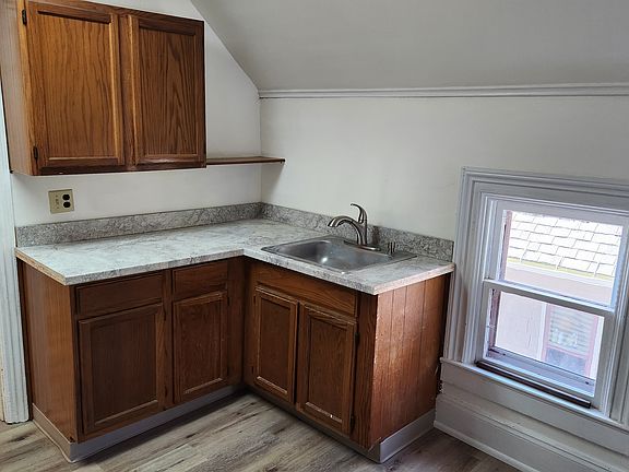 3rd image of 326 Niagara St #2