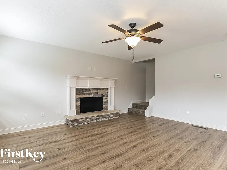 537 Cambridge Farms Dr — Photo 3
