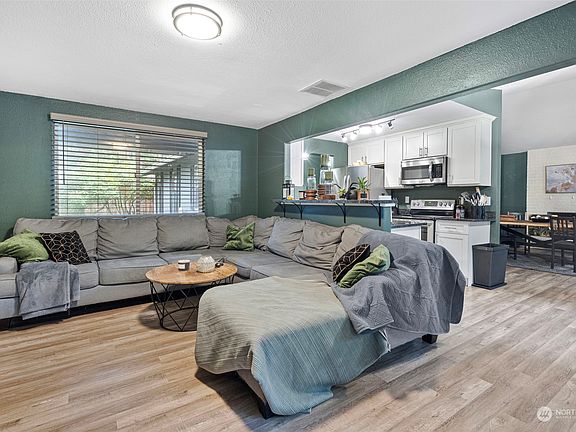 4th image of 4037 Shana Court SE