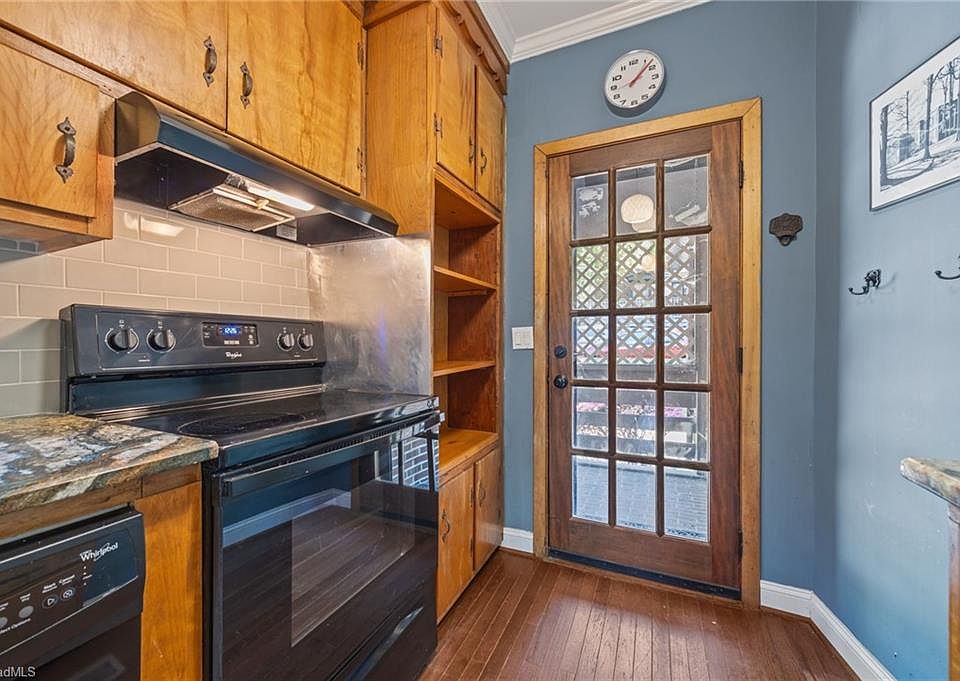 13th image of 224 W Colonial Dr