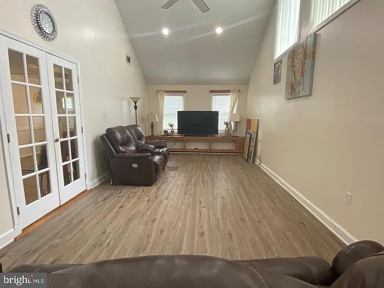 1821 Pimmit Dr — Photo 6