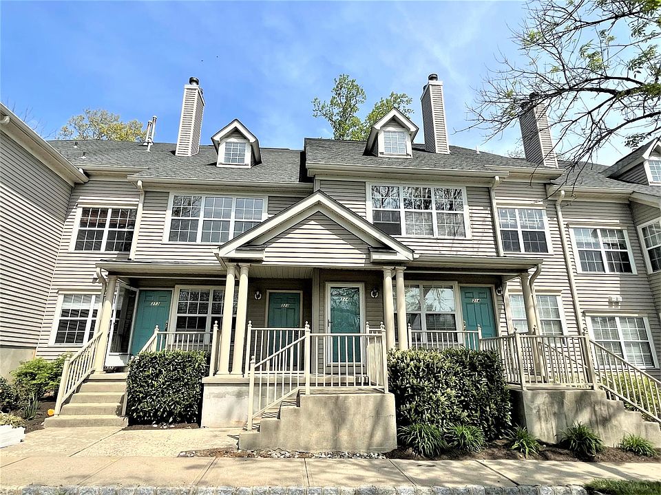 Beautiful 2nd & 3rd floor condo with spacious living area/hardwood floor through, except the big loft!