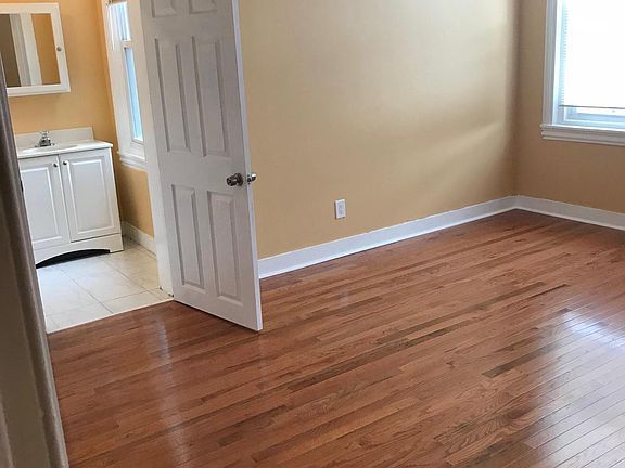 3rd image of 1700 W Girard Ave