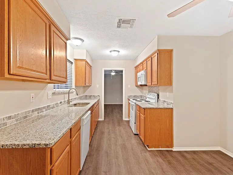 2411 Cypressvine Dr — Photo 8