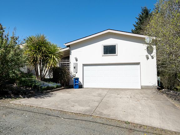 2nd image of 1014 NE Oar Ave