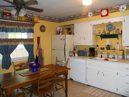 2nd image of 1422 E Broadway St