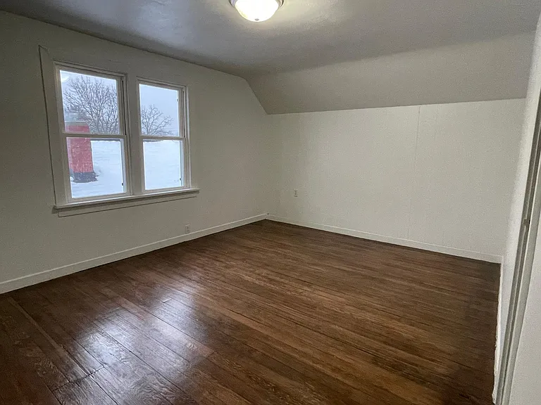 254 Eldred St — Photo 3