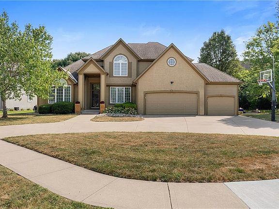 4th image of 5937 NE Hidden Valley Dr