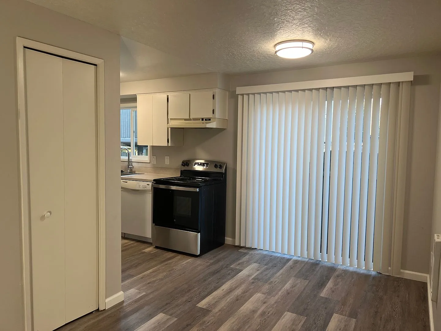 Showing September 8th - View Listing For Details, Specials And To Schedule Your Showing!! — Photo 3