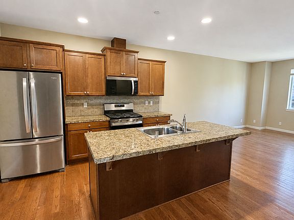 4th image of 931 4th Ave NE